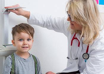 Vierjähriger Junge beim Kinderarzt