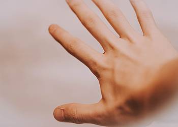 ausgestreckter Handrücken