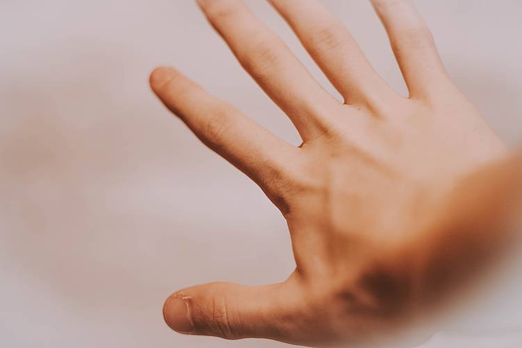 ausgestreckter Handrücken