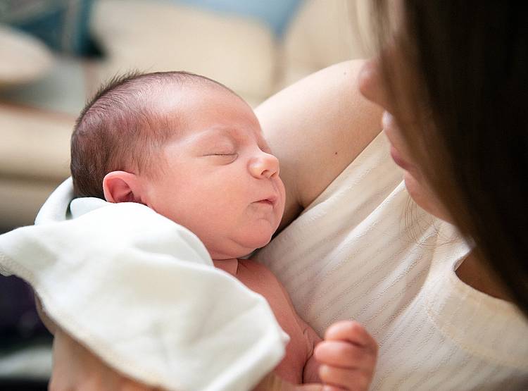 Neugeborenes mit seiner Mutter