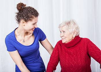 Alte Frau mit Osteoporose