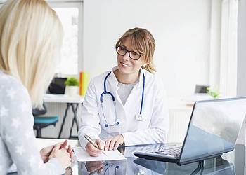 Ärztin und Patienten im Gespräch