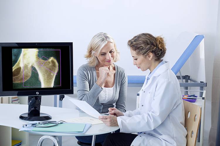 Ärztin mit Patientin im Gespräch