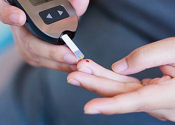 Junge Frau mit Diabetes testet ihren Blutzucker