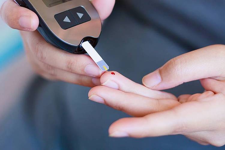 Junge Frau mit Diabetes testet ihren Blutzucker