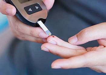 Junge Frau mit Diabetes testet ihren Blutzucker
