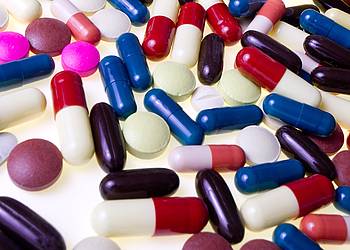 Bunte Antibiotikumtabletten und -kapseln. 