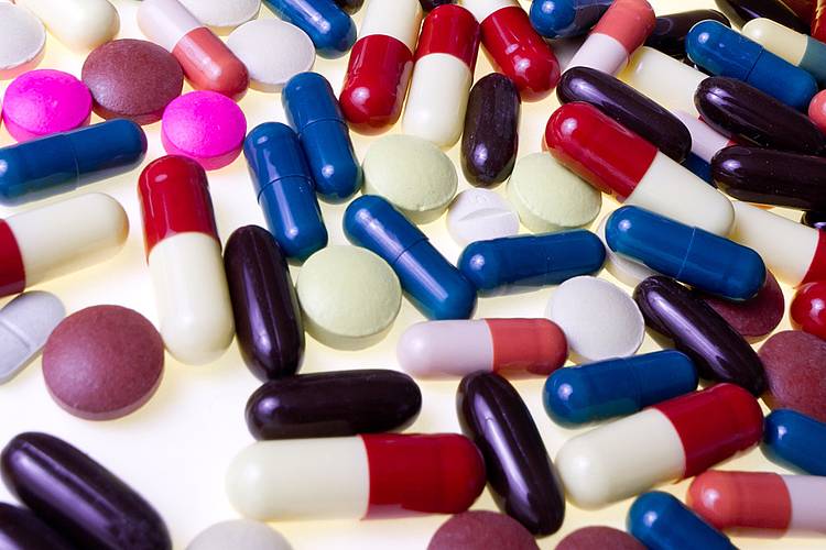 Bunte Antibiotikumtabletten und -kapseln. 