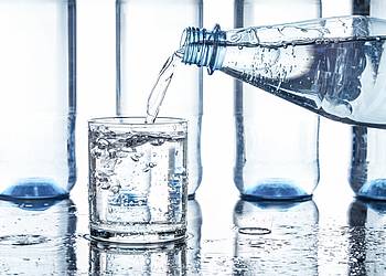 Mineralwasserflasche mit Glas