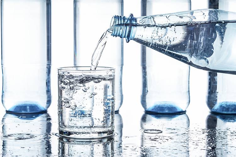 Mineralwasserflasche mit Glas