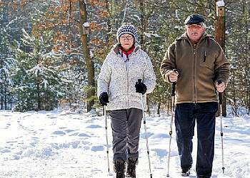 Älteres Paar wandert im Schnee