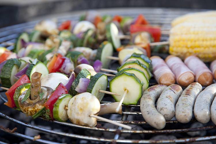 Grill mit Gemüse und Würstchen