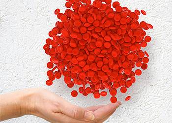 Weibliche Hand hält eine Blume aus Blutzellen