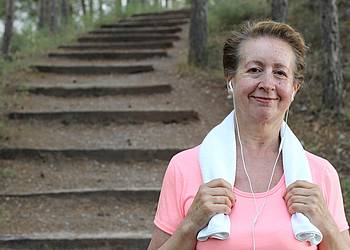 Ältere Frau stärkt ihre Knochensubstanz beim Sport