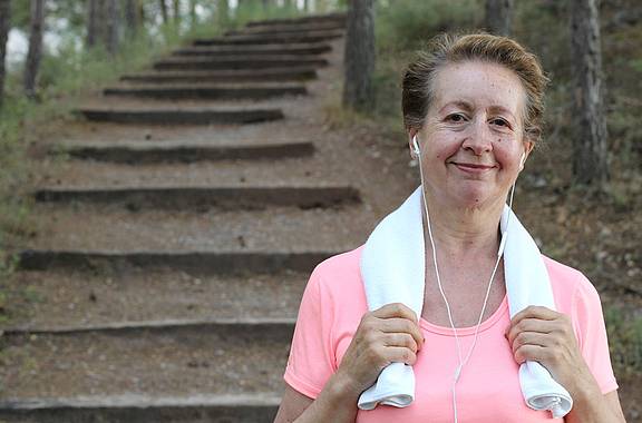 Ältere Frau stärkt ihre Knochensubstanz beim Sport