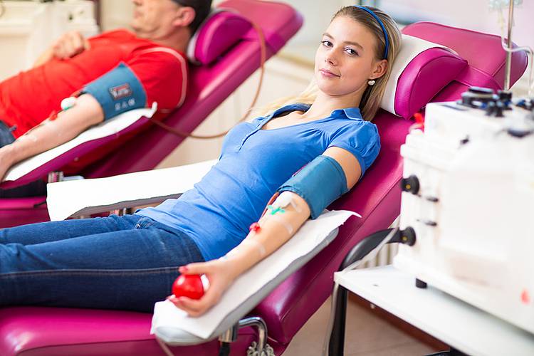 Junge Frau beim Blutspenden