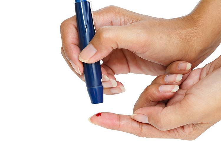Frau mit Diabetes bei Blutzuckerselbstmessung.