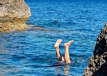 Beine ragen aus dem Wasser