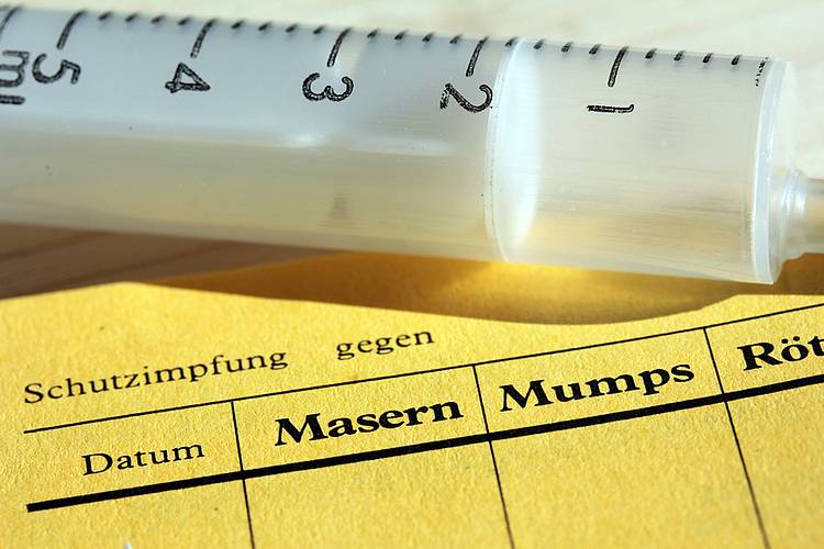 Impfpass mit Spritze