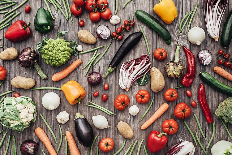 Veganer essen viel Obst und Gemüse. Trotzdem droht ihnen bei einigen Nährstoffen ein Mangel, etwa bei Vitamin B12 und Eisen.