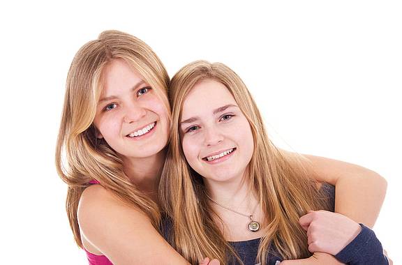 Zwei Teenager-Mädchen umarmen sich