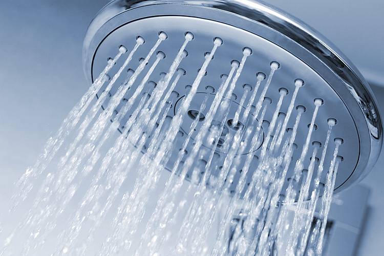 Duschkopf sprüht Wasser