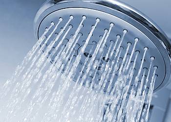 Duschkopf sprüht Wasser