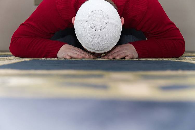 Muslim mit Diabetes betet im Ramadan