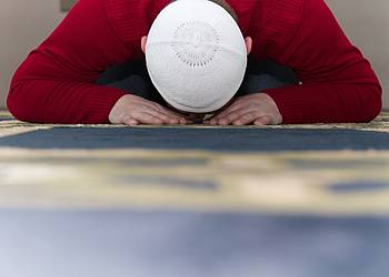 Muslim mit Diabetes betet im Ramadan