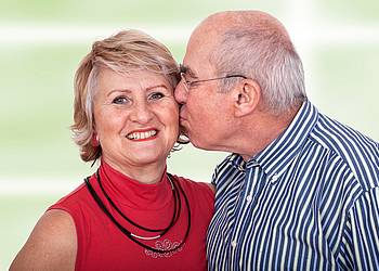 Verliebtes älteres Paar küsst sich.