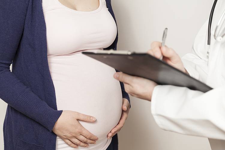 Arzt klärt Schwangere über Test auf Toxoplasmose auf