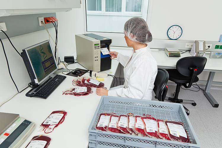 Ärztin analysiert Blutspenden im Labor auf Hepatitis-Viren