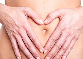 Hände auf dem Bauch