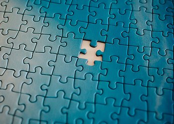 Das Foto zeigt ein fast fertiges Puzzle. Ein Teil fehlt noch. 