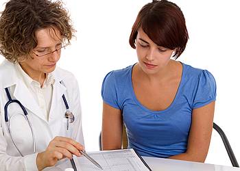 Frauenärztin berät junge Frau zum HPV-Test