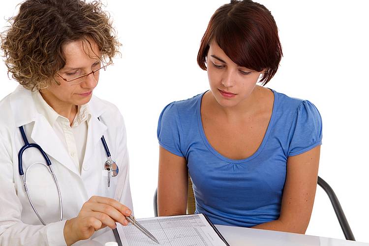 Frauenärztin berät junge Frau zum HPV-Test