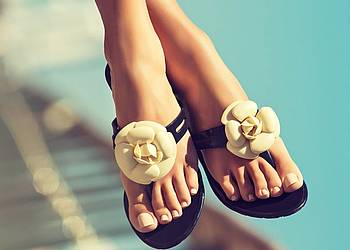 Frauenfüße in Flip Flops