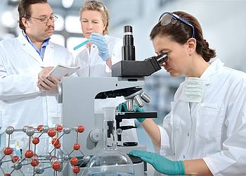 Drei Wissenschaftler im Labor