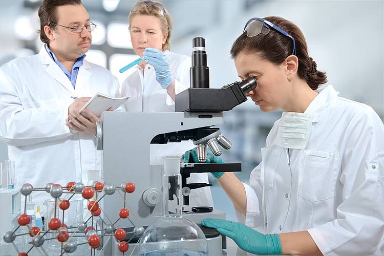 Drei Wissenschaftler im Labor