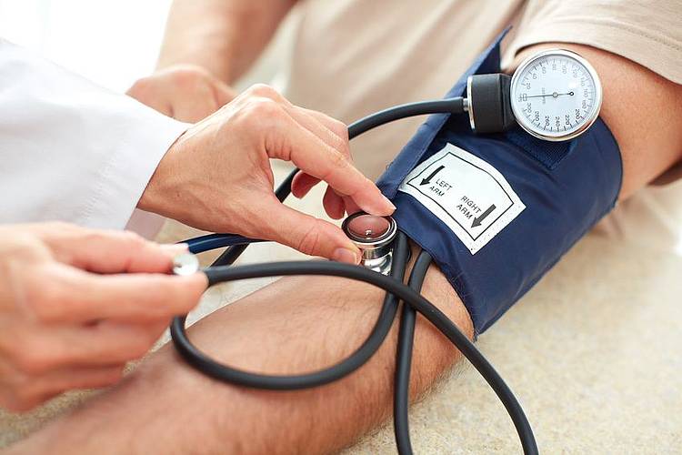 Arzt kontrolliert den Blutdruck bei einem Patienten mit Nierenerkrankungen.