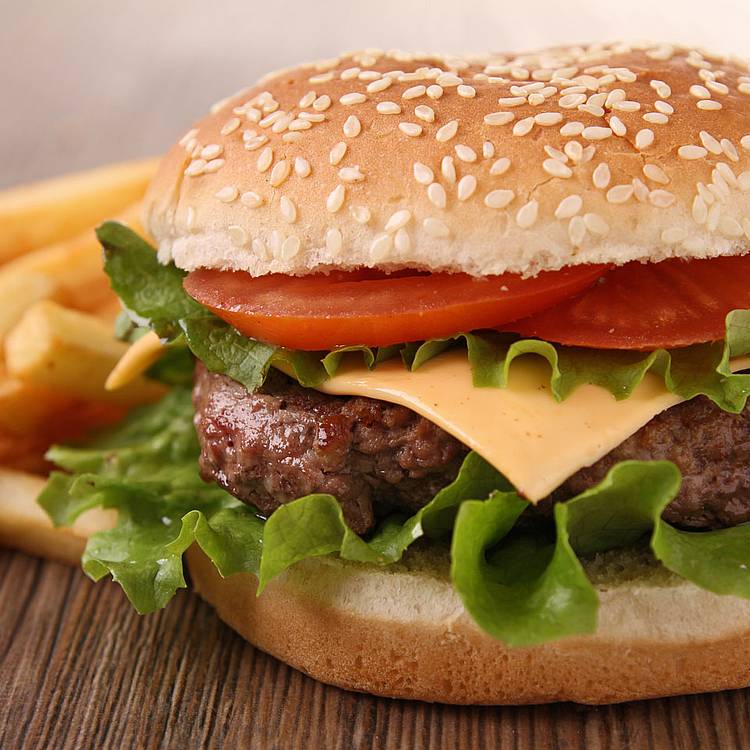 Burger und Pommes steigern durch hohen Fettgehalt das Risiko für eine Herz-Kreislauf-Erkrankung.