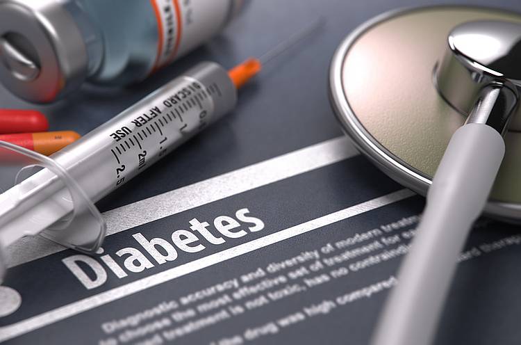 Blick auf Arzt-Schreibtisch mit Insulin-Spritze und Stethoskop