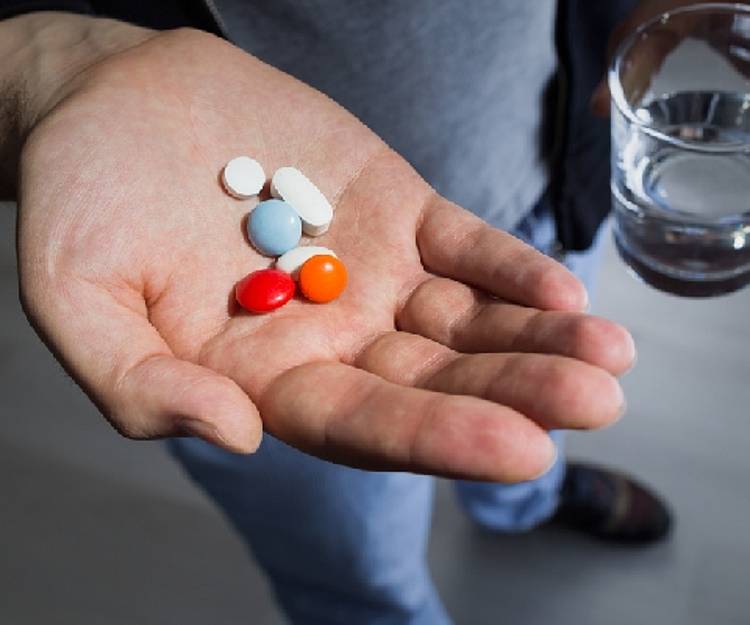 Verschiedene Tabletten in offener Hand
