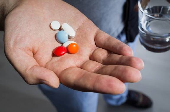 Verschiedene Tabletten in offener Hand