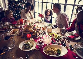 Familie isst fettiges Essen zu Weihnachten