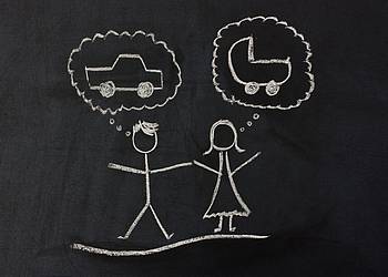 Strichmännchen von Mann und Frau mit Kreide auf Tafel gezeichnet