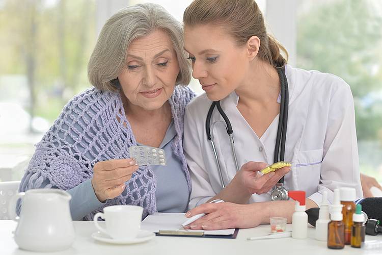 Ärztin berät Seniorin zur Medikamentensicherheit.