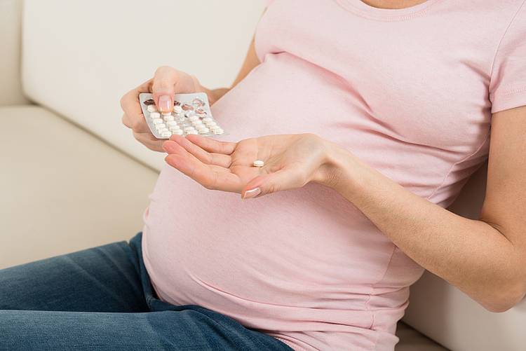 Schwangere mit Tabletten gegen Eisenmangelanämie