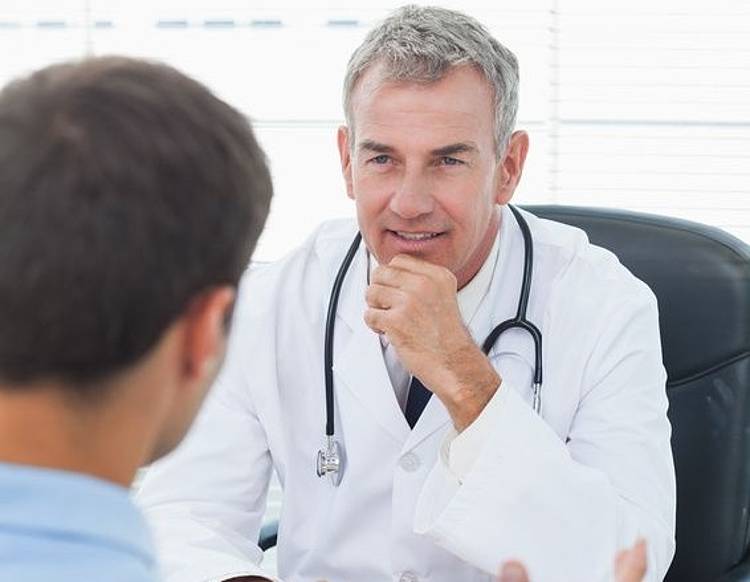 Arzt im Gespräch mit Patienten