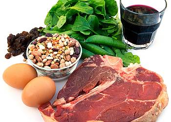 Nahrungsmittel: Fleisch, Salat, Nüsse, Trauben, Eier, Wein 